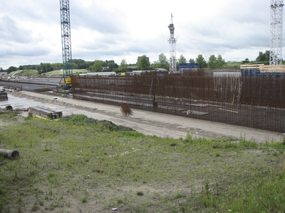 901038 Gezicht op de aanleg van de landtunnel in de autosnelweg A2 bij de Hoge Weide te Utrecht.